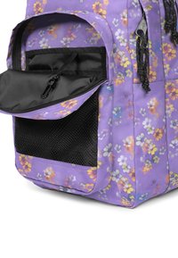 Zaino floreale viola con tasca in rete e scomparto con cerniera, realizzato in tessuto resistente con una texture liscia e accenti colorati.