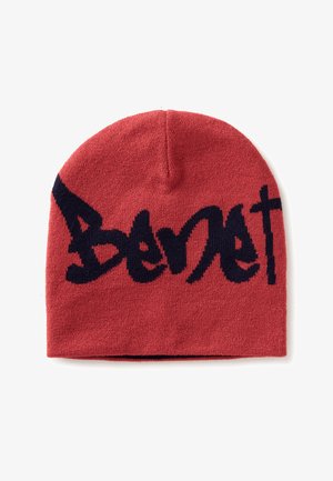 Bonnet en tricot rouge avec un design graphique bleu marine qui écrit "Benet". Fabriqué en tissu doux avec un ajustement confortable.