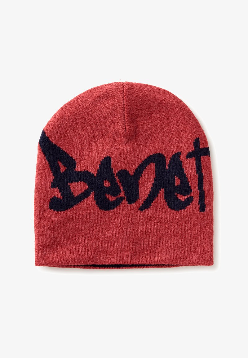 Cappello a maglia rosso con un design grafico blu navy che riporta la scritta "Benet." Realizzato in tessuto morbido con una vestibilità aderente.