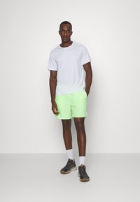 Nike Performance CHALLENGER SHORT - Pantaloni scurți sport - lime blast