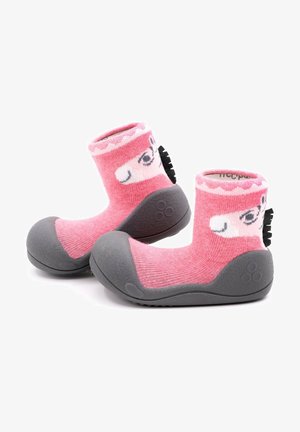 Calcetines suaves rosa con un diseño de oveja, que presentan una suela de goma gris y acentos texturizados. Altura hasta el tobillo con una textura de punto acogedora.