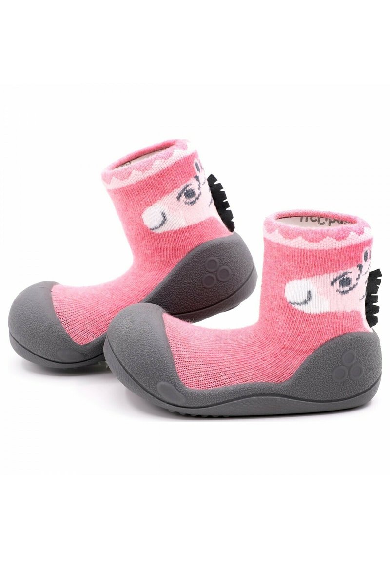 Calcetines suaves rosa con un diseño de oveja, que presentan una suela de goma gris y acentos texturizados. Altura hasta el tobillo con una textura de punto acogedora.