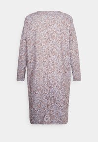 Peça de vestuário estampada com um design em zigzag nas cores castanho e azul claro, com mangas longas e um corte descontraído. Tecido de textura suave.