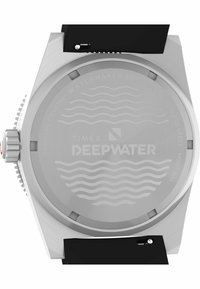 Roestvrijstalen achterkant van het horloge met gegraveerde tekst inclusief "TIMEX DEEPWATER" en golfpatronen; voorzien van een bevestiging voor zwarte rubberen band.