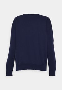 Marinblå sweatshirt med rund hals, långa ärmar och ribbade muddar. Mjuk tyg med avslappnad passform och inga synliga logotyper eller mönster.