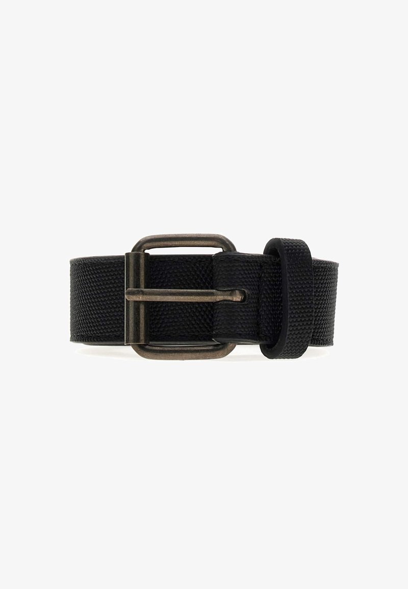 Zwarte gevlochten riem met een gestructureerde afwerking. Bevat een metalen gesp met een geborstelde bronsafwerking en een lus voor veilige aanpassing.