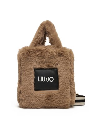 Borsa in pelliccia sintetica color marrone chiaro, a forma quadrata con una patch in pelle nera con logo. Presenta manici corti e un manico a tracolla staccabile a righe.