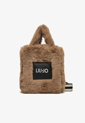 Borsa in pelliccia sintetica color marrone chiaro, a forma quadrata con una patch in pelle nera con logo. Presenta manici corti e un manico a tracolla staccabile a righe.