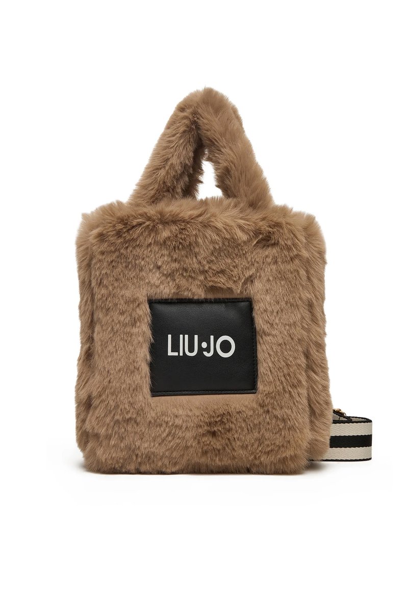 Borsa in pelliccia sintetica color marrone chiaro, a forma quadrata con una patch in pelle nera con logo. Presenta manici corti e un manico a tracolla staccabile a righe.