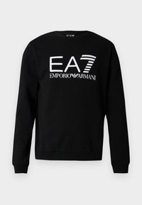 Fekete hosszú ujjú pulóver fehér "EA7 Emporio Armani" logó szöveggel az elején, a 7-es szám csíkos mintázattal.