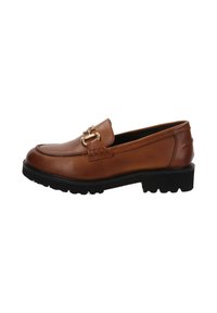 Mocassino in pelle marrone con punta arrotondata, caratterizzato da un accento in metallo color oro e una suola in gomma nera testurizzata.