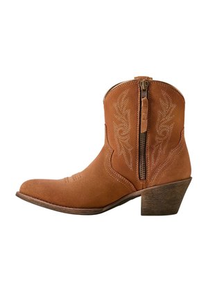 Bota de vaquero hasta el tobillo en ante marrón con cremallera lateral, costuras decorativas y tacón de madera apilado.