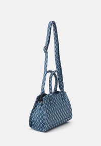Sac à main bleu avec motif losange blanc, deux petites poignées et une longue bandoulière réglable.