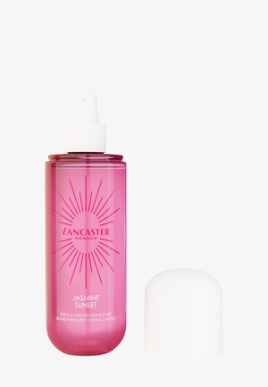 Vaporisateur rose étiqueté Lancaster Monaco Jasmine Sunset, brume parfumée corps et cheveux, avec un bouchon blanc enlevé, sur fond blanc.