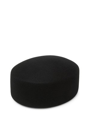 Sombrero de fieltro negro redondo con copa plana, textura lisa y sin decoraciones visibles, mostrado sobre un fondo blanco.