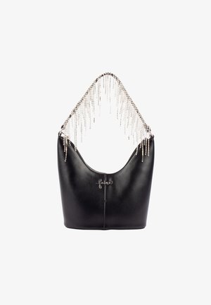 Sac à main en cuir noir de forme arrondie, avec une poignée en chaîne perlée et un logo discret à l'avant.