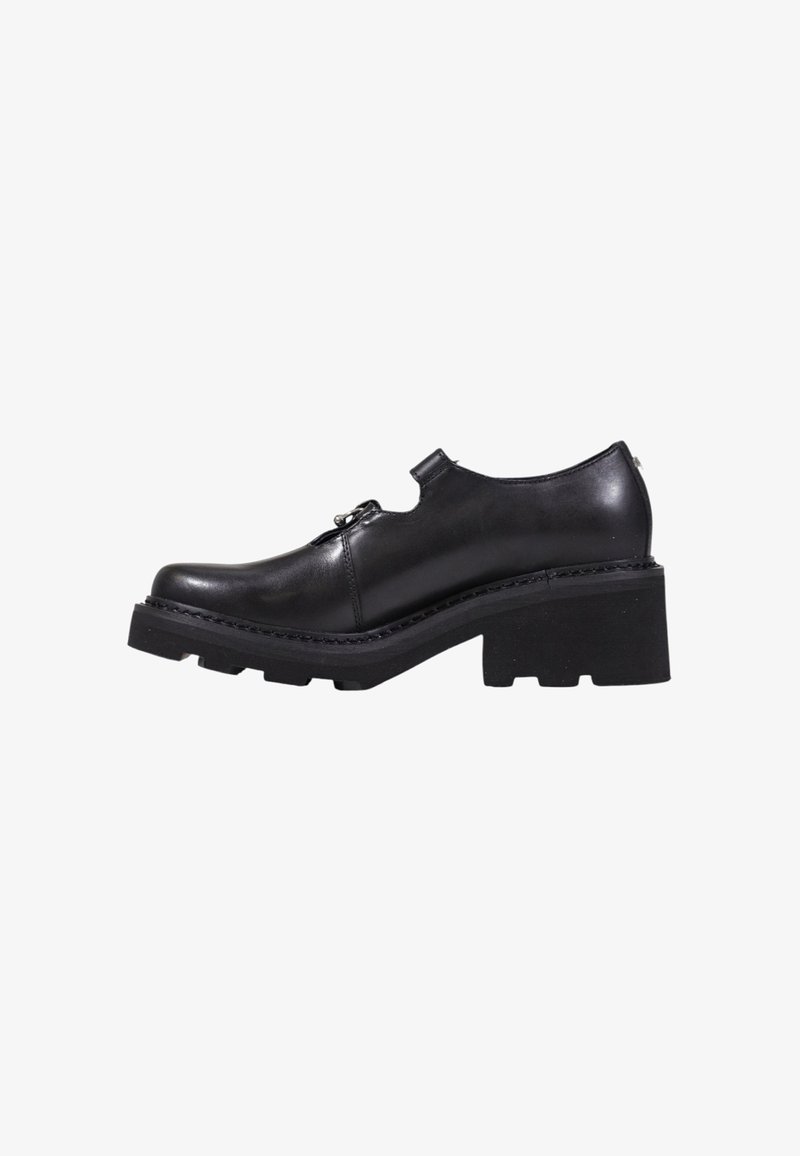 Chaussure en cuir noir avec un bout arrondi, un talon en caoutchouc épais et une sangle décorative. Présente une surface texturée et un détail de couture.
