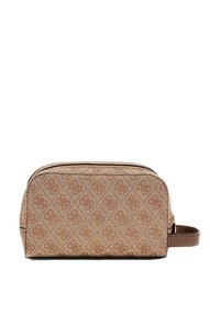 Kosmetyczka wykonana z beżowego płótna z wzorem w romby, brązowym zamkiem błyskawicznym i rączką. Teksturowana powierzchnia z akcentami logo. Zaokrąglona góra i prostokątna podstawa.