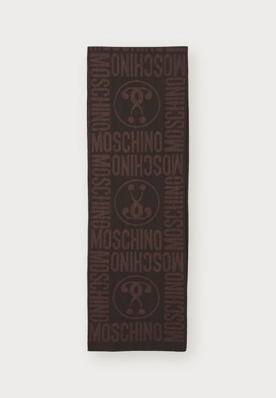 Bufanda de color marrón oscuro con un patrón de texto repetido de MOSCHINO y logos de caritas sonrientes circulares en un tono de marrón ligeramente más claro.