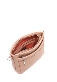 Borsa a tracolla in pelle rosa chiaro con molteplici scomparti con cerniera e un morbido rivestimento interno, caratterizzata da dettagli in metallo argentato.