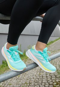 SUPERNOVA STRIDE - Väglöparskor - flash aqua/footwear white/pulse lime