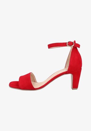 Sandale à talon en daim rouge avec orteil ouvert, bride de cheville dotée d'une boucle circulaire, et un design de talon carré. Texture lisse dans l'ensemble.