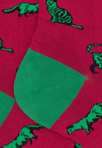 Calzini multicolori con base rosa, dettagli verdi e illustrazioni di gatti neri. Materiale morbido; include una punta rinforzata.