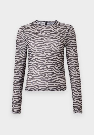 Langermet topp i gjennomsiktig stoff med et svart og grått zebra-mønster, rund hals, og en tettsittende design med rett hem.