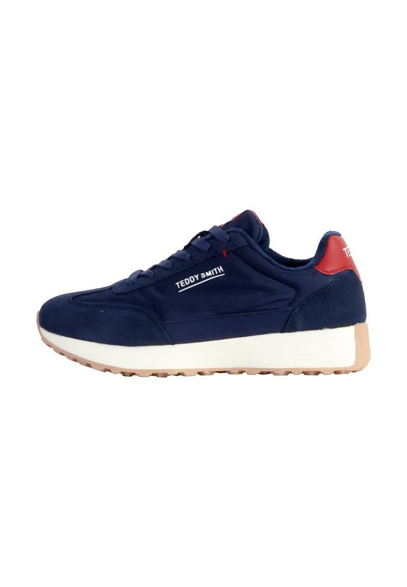 Sneaker en daim bleu marine avec une semelle intermédiaire blanche et une semelle en caoutchouc. Accents rouges au niveau du talon et logo sur le côté. Fermeture à lacets.