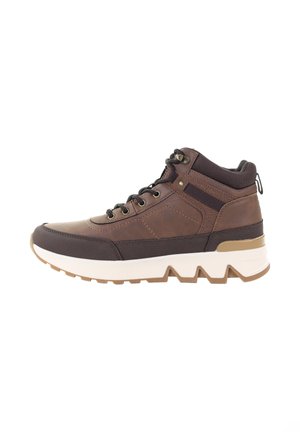 Brązowe skórzane i tekstylne buty typu high-top z białą i jasnobrązową podeszwą, z teksturowanymi panelami, metalowymi oczkami i pętlą z tyłu.