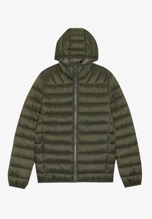 Olīvu zaļš pūkains mētelis ar kapuci, ar quilted tekstūru, priekšējo rāvējslēdzēju un elastīgām piedurknēm. Viegls un kompakts dizains.