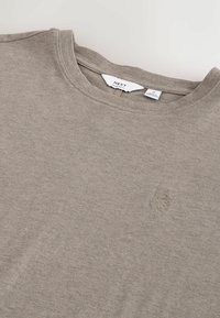 T-shirt marron clair à col rond avec petit logo brodé sur le côté gauche de la poitrine et étiquette de marque "NEXT" à l'intérieur du col, taille moyenne.