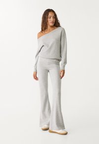 Stradivarius SOFT-TOUCH EXPOSED SHOULDER - Mikina - grey