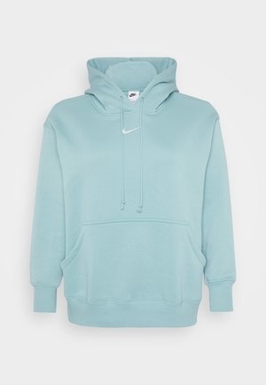 Lys blå hettegenser laget av myk bomullsblanding. Har en frontlomme, snorhette og en liten hvit logo på brystet.