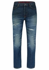 Blå denimjeans med raka ben, med urblekta områden och flera slitna lappar. Avslutade med en röd midjebandrubrik.