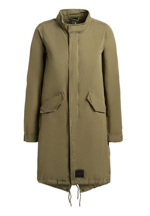 Abrigo largo de color verde oliva con cuello alto, dos bolsillos delanteros con solapa, cierre frontal oculto y cordón ajustable en el dobladillo.