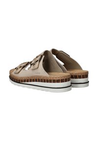 Beige instap sandalen met ronde open achterkant, voorzien van hardware in goudkleur, textuurkurk en een zwartgestreepte platform. Witte rubberen zool.