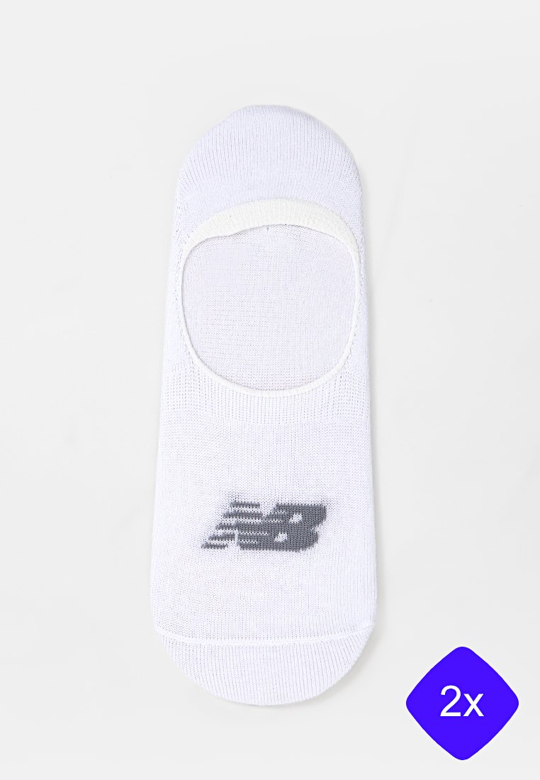 Chaussettes blanches à la cheville avec le logo New Balance gris, dotées d'un tissu doux, d'une texture lisse et d'une adhérence à l'arrière du talon. Vendues par pack de deux.
