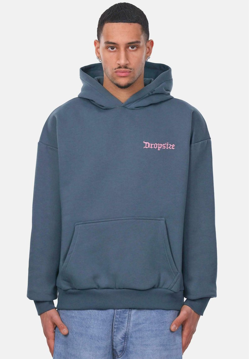 Sweat à capuche en coton gris foncé avec une poche kangourou avant et un logo "Dropsize" rose. Présente des poignets et un ourlet côtelés pour plus de confort.