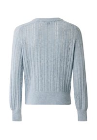 Světle modrý pletený svetr s vertikálními pruhy, strukturovaným vzorem, žebrovanými lemy a kulatým výstřihem. Měkký, teplý materiál.