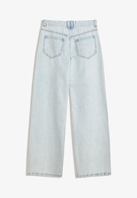 Svijetloplavi traper široki traperice s visokim strukom, koje imaju dva stražnja džepa i uredan rub. Tekstura je glatka s laganim istrošenim izgledom.