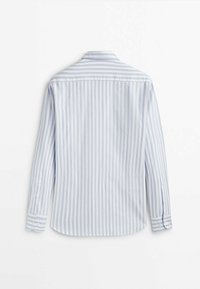Chemise à manches longues à rayures verticales bleu clair et blanches, vue de dos, avec col classique et poignets boutonnés.