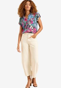 REGULAR FIT - THROUGH ROLL  - Bluza z gumbi - blue animal