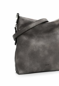 Borsa a spalla in pelle grigia con superficie texturizzata, chiusura a zip e tracolla regolabile. Presenta un branding minimale sul davanti.