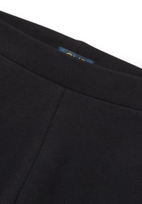 Ceinture en coton noir avec une texture lisse et élastique. Comprend une étiquette avec un fond bleu et un texte jaune. Pas de motifs ou détails supplémentaires.