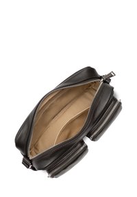 Borsa in pelle nera con due scomparti laterali e una cerniera centrale. L'interno è in tessuto beige. Presenta cerniere e dettagli di cucitura in argento.