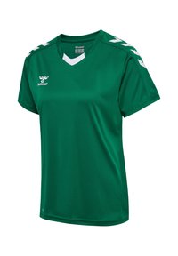 Maillot de sport vert à manches courtes avec des accents en chevrons blancs sur les épaules, logo blanc sur la poitrine et détail de col en V blanc.