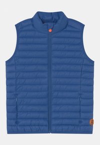 Blaue isolierte Weste mit Stehkragen, vertikalem Steppmuster, Frontreißverschluss und seitlichen Taschen. Mit orangefarbenem Akzent am Reißverschluss.