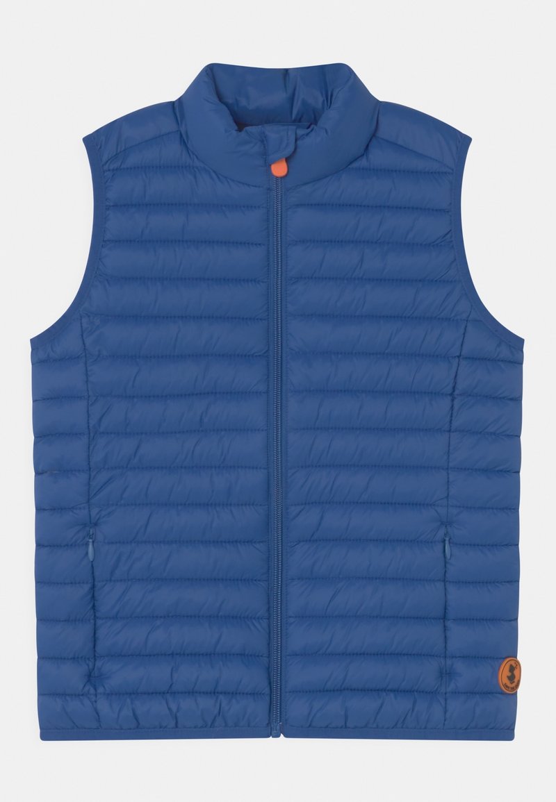Blaue isolierte Weste mit Stehkragen, vertikalem Steppmuster, Frontreißverschluss und seitlichen Taschen. Mit orangefarbenem Akzent am Reißverschluss.