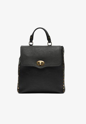 Zwarte leren handtas met een bovenhandvat, klepafsluiting, gouden draaiklem en gouden studs langs de zijkanten.